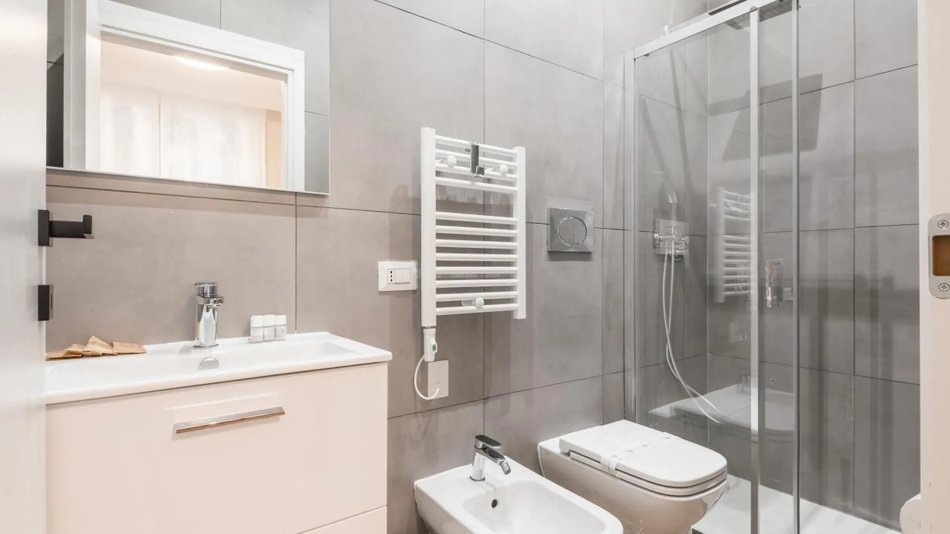 C2 Top Class Apartment, 2 Camere Da Letto Con Giardino In Zona Via Veneto Distante 15 Minuti A Piedi Da Fontana Di Trevi Rome